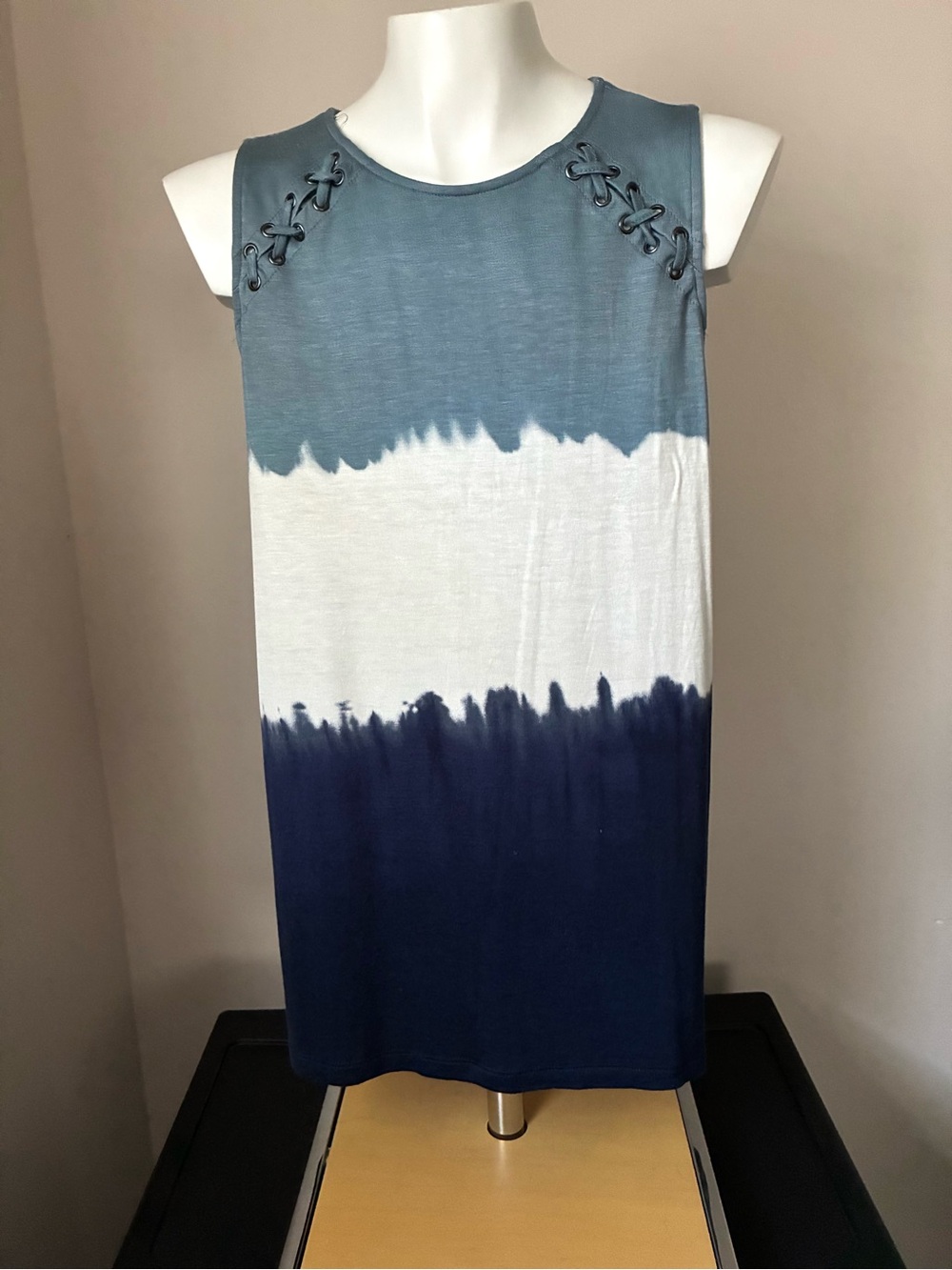Cloud Chaser Sleeveless Tank Top in Blue, White and Navy Size Medium